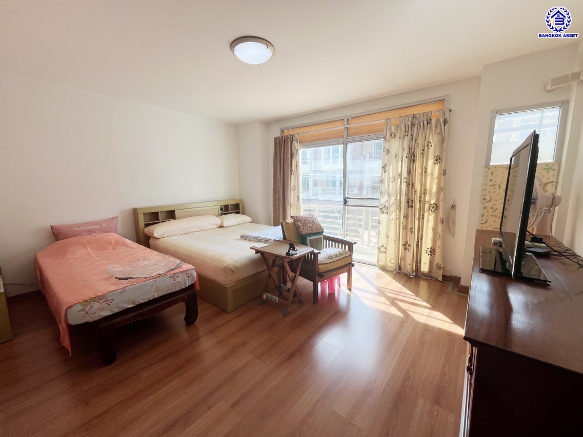 *****ทาวน์โฮม 3 ชั้นมือสอง โครงการ วิสต้า ปาร์ค วิภาวดี เนื้อที่ 23.80 ตร.ว. พื้นที่ใช้สอย 188 ตร.ม. ฟังก์ชัน 3 ห้องนอน 3 ห้องน้ำ 2 ที่จอดรถ บนทำเลเดินทางสะดวก เชื่อมต่อถนนวิภาวดี, ถนนรามอินทรา, ถนนแจ้งวัฒนะ ใกล้รถไฟฟ้าสายสีแดง "สถานีหลักสี่" ใกล้ห้างสรรพสินค้าเซ็นทรัล รามอินทรา และมหาวิทยาลัยราชภัฏพระนคร