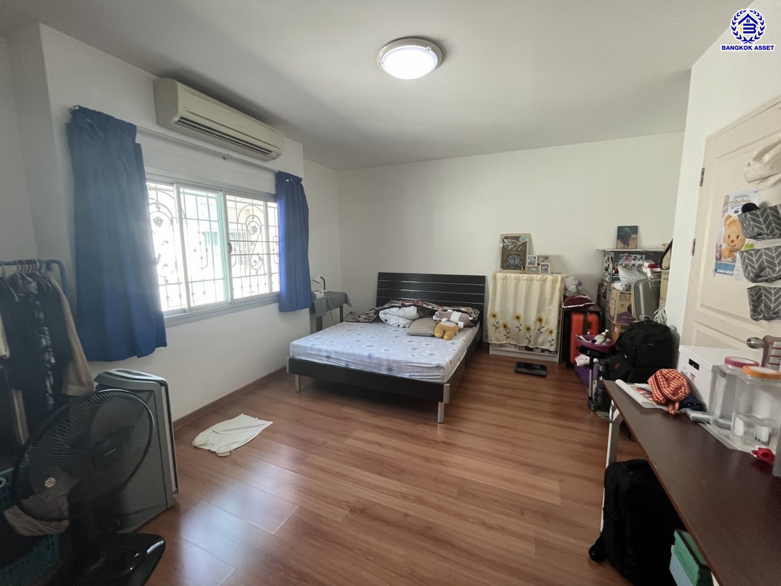 *****ทาวน์โฮม 3 ชั้นมือสอง โครงการ วิสต้า ปาร์ค วิภาวดี เนื้อที่ 23.80 ตร.ว. พื้นที่ใช้สอย 188 ตร.ม. ฟังก์ชัน 3 ห้องนอน 3 ห้องน้ำ 2 ที่จอดรถ บนทำเลเดินทางสะดวก เชื่อมต่อถนนวิภาวดี, ถนนรามอินทรา, ถนนแจ้งวัฒนะ ใกล้รถไฟฟ้าสายสีแดง "สถานีหลักสี่" ใกล้ห้างสรรพสินค้าเซ็นทรัล รามอินทรา และมหาวิทยาลัยราชภัฏพระนคร