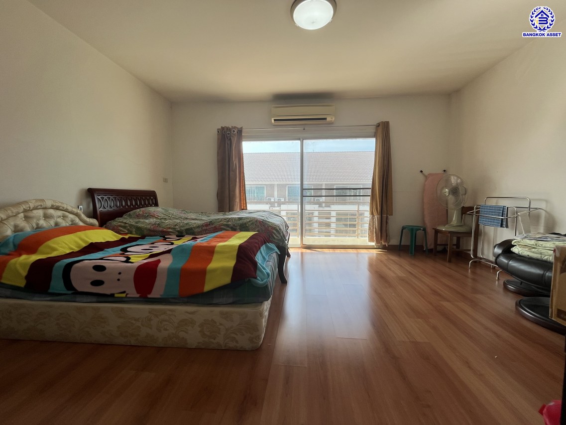 *****ทาวน์โฮม 3 ชั้นมือสอง โครงการ วิสต้า ปาร์ค วิภาวดี เนื้อที่ 23.80 ตร.ว. พื้นที่ใช้สอย 188 ตร.ม. ฟังก์ชัน 3 ห้องนอน 3 ห้องน้ำ 2 ที่จอดรถ บนทำเลเดินทางสะดวก เชื่อมต่อถนนวิภาวดี, ถนนรามอินทรา, ถนนแจ้งวัฒนะ ใกล้รถไฟฟ้าสายสีแดง "สถานีหลักสี่" ใกล้ห้างสรรพสินค้าเซ็นทรัล รามอินทรา และมหาวิทยาลัยราชภัฏพระนคร