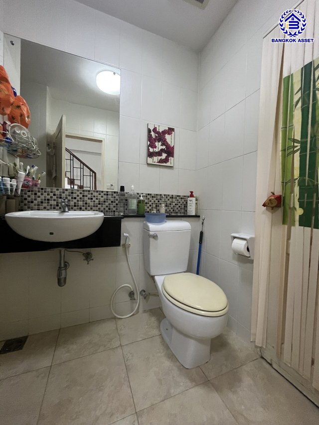 *****ทาวน์โฮม 3 ชั้นมือสอง โครงการ วิสต้า ปาร์ค วิภาวดี เนื้อที่ 23.80 ตร.ว. พื้นที่ใช้สอย 188 ตร.ม. ฟังก์ชัน 3 ห้องนอน 3 ห้องน้ำ 2 ที่จอดรถ บนทำเลเดินทางสะดวก เชื่อมต่อถนนวิภาวดี, ถนนรามอินทรา, ถนนแจ้งวัฒนะ ใกล้รถไฟฟ้าสายสีแดง "สถานีหลักสี่" ใกล้ห้างสรรพสินค้าเซ็นทรัล รามอินทรา และมหาวิทยาลัยราชภัฏพระนคร