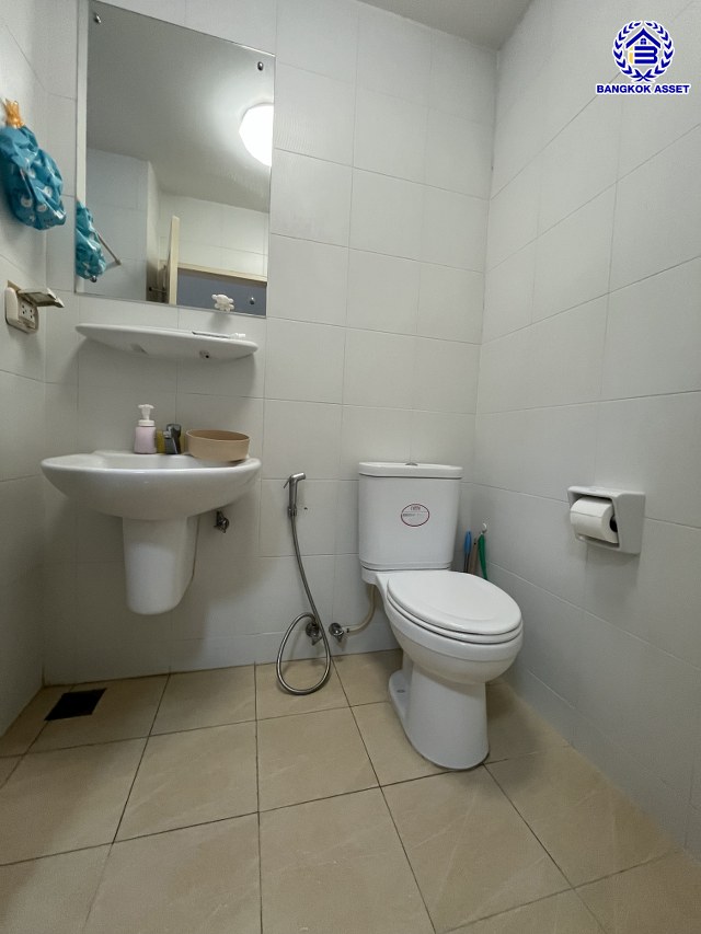 *****ทาวน์โฮม 3 ชั้นมือสอง โครงการ วิสต้า ปาร์ค วิภาวดี เนื้อที่ 23.80 ตร.ว. พื้นที่ใช้สอย 188 ตร.ม. ฟังก์ชัน 3 ห้องนอน 3 ห้องน้ำ 2 ที่จอดรถ บนทำเลเดินทางสะดวก เชื่อมต่อถนนวิภาวดี, ถนนรามอินทรา, ถนนแจ้งวัฒนะ ใกล้รถไฟฟ้าสายสีแดง "สถานีหลักสี่" ใกล้ห้างสรรพสินค้าเซ็นทรัล รามอินทรา และมหาวิทยาลัยราชภัฏพระนคร