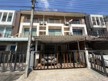 *****ทาวน์โฮม 3 ชั้นมือสอง โครงการ วิสต้า ปาร์ค วิภาวดี เนื้อที่ 23.80 ตร.ว. พื้นที่ใช้สอย 188 ตร.ม. ฟังก์ชัน 3 ห้องนอน 3 ห้องน้ำ 2 ที่จอดรถ บนทำเลเดินทางสะดวก เชื่อมต่อถนนวิภาวดี, ถนนรามอินทรา, ถนนแจ้งวัฒนะ ใกล้รถไฟฟ้าสายสีแดง "สถานีหลักสี่" ใกล้ห้างสรรพสินค้าเซ็นทรัล รามอินทรา และมหาวิทยาลัยราชภัฏพระนคร