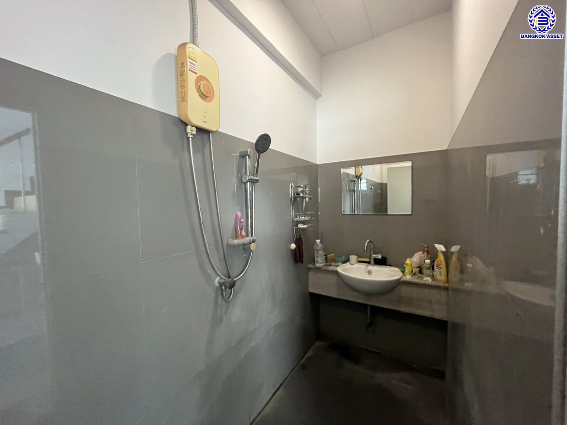 *****อาคารพาณิชย์มือสอง 5 ชั้น โครงการ ซอยบางแค1 เนื้อที่ 19 ตร.ว. พื้นที่ใช้สอย 240 ตร.ม. ฟังก์ชัน 6 ห้องนอน 4 ห้องน้ำ 1 ที่จอดรถ พร้อมเข้าอยู่ โครงการตั้งบนทำเลดี เชื่อมต่อถนนบางแค, ถนนเพชรเกษม, ถนนกาญจนาภิเษก ใกล้รถไฟฟ้าสายสีน้ำเงิน "สถานีบางแค" และใกล้จุดขึ้นทางด่วน "พระราม2"