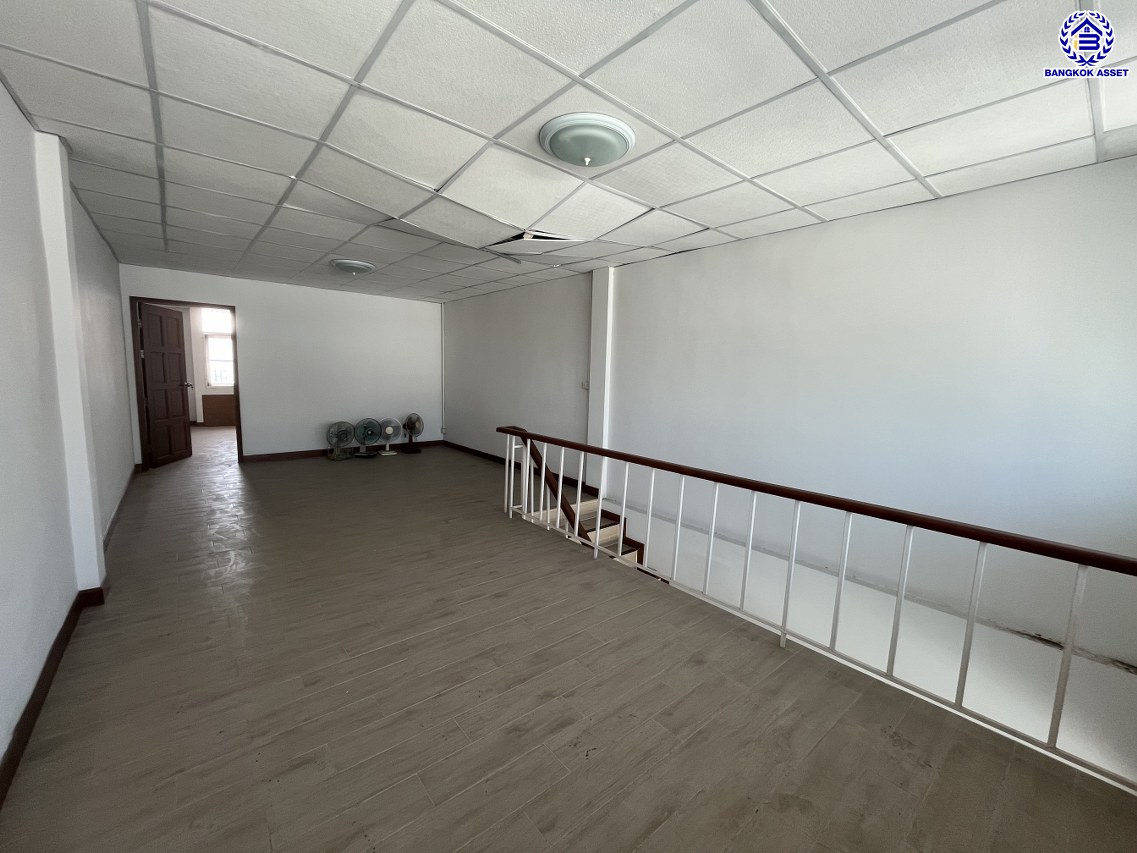 *****อาคารพาณิชย์มือสอง 5 ชั้น โครงการ ซอยบางแค1 เนื้อที่ 19 ตร.ว. พื้นที่ใช้สอย 240 ตร.ม. ฟังก์ชัน 6 ห้องนอน 4 ห้องน้ำ 1 ที่จอดรถ พร้อมเข้าอยู่ โครงการตั้งบนทำเลดี เชื่อมต่อถนนบางแค, ถนนเพชรเกษม, ถนนกาญจนาภิเษก ใกล้รถไฟฟ้าสายสีน้ำเงิน "สถานีบางแค" และใกล้จุดขึ้นทางด่วน "พระราม2"