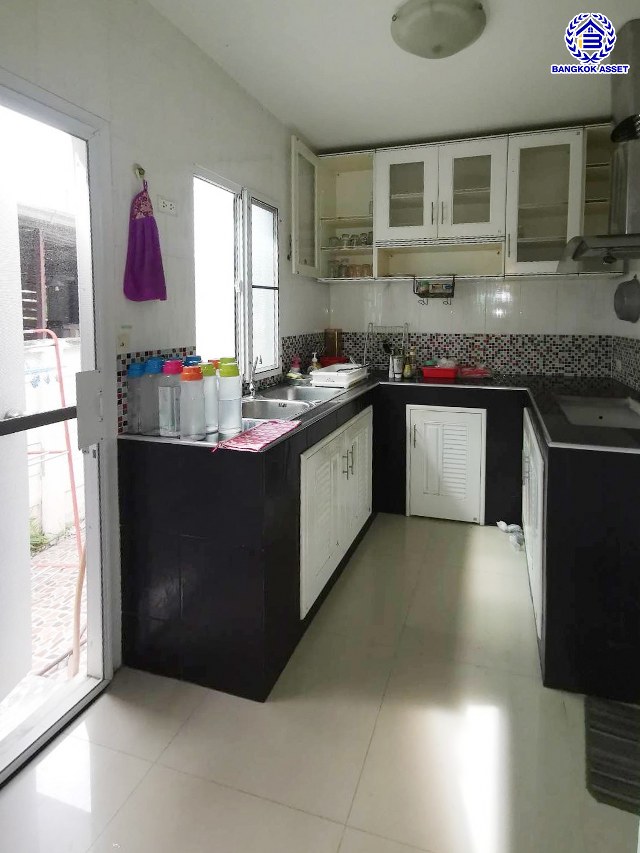 *****บ้านเดี่ยวมือสองนนทบุรี โครงการ พฤกษาวิลเลจ31 เดอะซีซั่น หลังมุม เนื้อที่กว้าง 54.40 ตร.ว. พื้นที่ใช้สอย 150 ตร.ม. ฟังก์ชัน 4 ห้องนอน 2 ห้องน้ำ 2 ที่จอดรถ โครงการตั้งบนทำเลดี เชื่อมต่อถนนกาญจนาภิเษก ใกล้รถไฟฟ้าสายสีม่วง "คลองบางไผ่" ใกล้จุดขึ้นทางด่วน "กาญจนาภิเษก"และใกล้เซ็นทรัลเวสต์เกต พร้อมเข้าอยู่ได้เลย