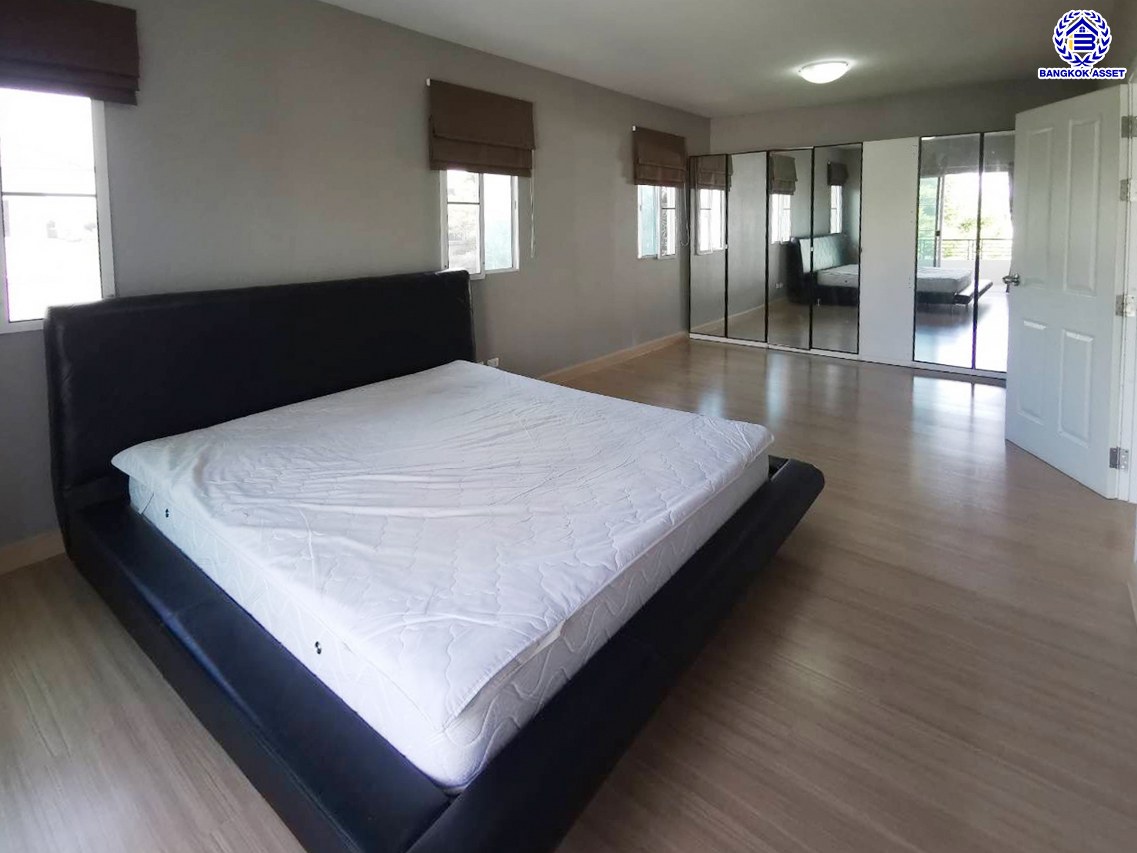 *****บ้านเดี่ยวมือสองนนทบุรี โครงการ พฤกษาวิลเลจ31 เดอะซีซั่น หลังมุม เนื้อที่กว้าง 54.40 ตร.ว. พื้นที่ใช้สอย 150 ตร.ม. ฟังก์ชัน 4 ห้องนอน 2 ห้องน้ำ 2 ที่จอดรถ โครงการตั้งบนทำเลดี เชื่อมต่อถนนกาญจนาภิเษก ใกล้รถไฟฟ้าสายสีม่วง "คลองบางไผ่" ใกล้จุดขึ้นทางด่วน "กาญจนาภิเษก"และใกล้เซ็นทรัลเวสต์เกต พร้อมเข้าอยู่ได้เลย