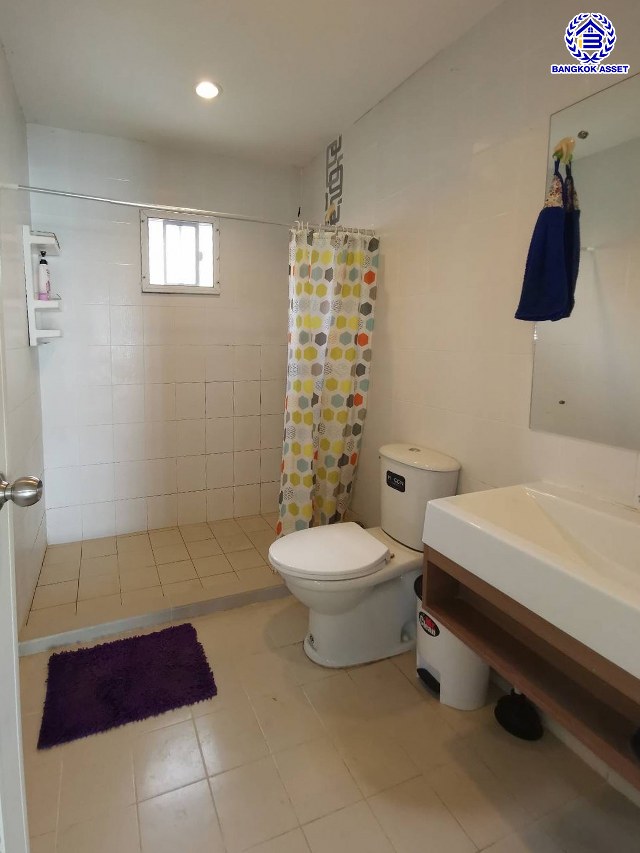 *****บ้านเดี่ยวมือสองนนทบุรี โครงการ พฤกษาวิลเลจ31 เดอะซีซั่น หลังมุม เนื้อที่กว้าง 54.40 ตร.ว. พื้นที่ใช้สอย 150 ตร.ม. ฟังก์ชัน 4 ห้องนอน 2 ห้องน้ำ 2 ที่จอดรถ โครงการตั้งบนทำเลดี เชื่อมต่อถนนกาญจนาภิเษก ใกล้รถไฟฟ้าสายสีม่วง "คลองบางไผ่" ใกล้จุดขึ้นทางด่วน "กาญจนาภิเษก"และใกล้เซ็นทรัลเวสต์เกต พร้อมเข้าอยู่ได้เลย