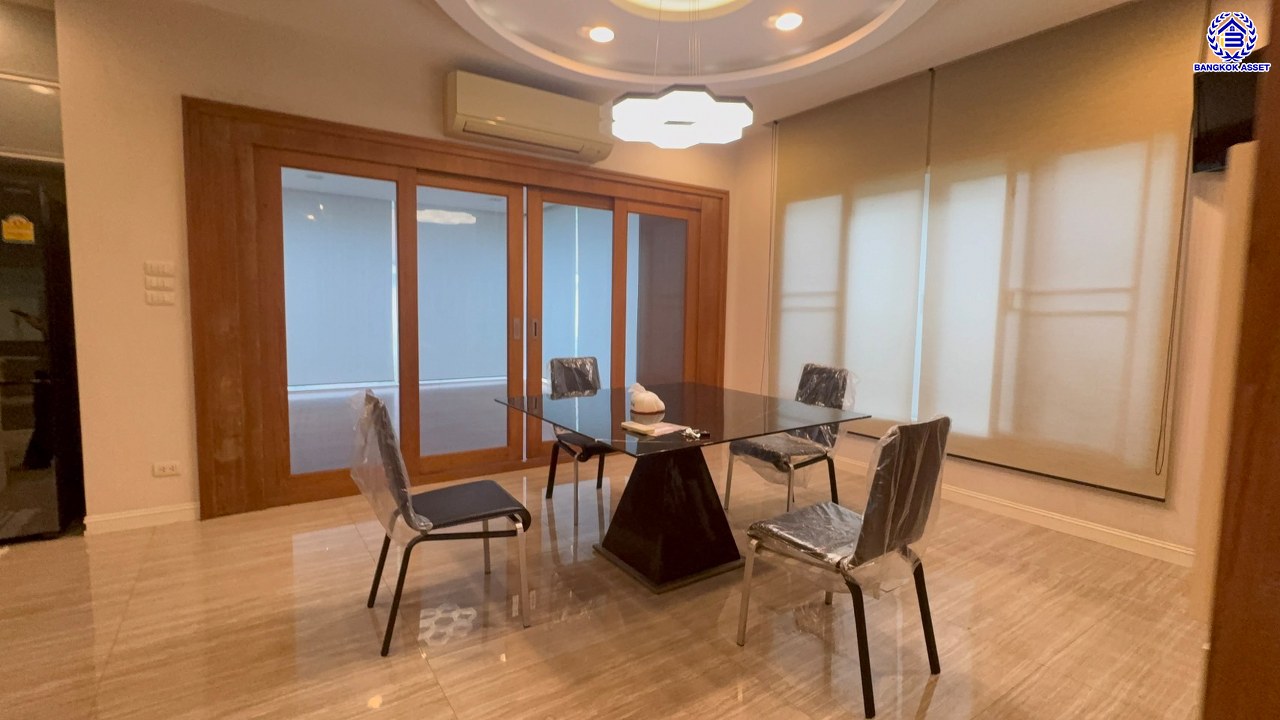 *****บ้านเดี่ยวมือสอง 3 ชั้น จาก AP Thai โครงการ บ้านกลางกรุง เดอะนีซ รัชวิภา เนื้อที่ 104.5 ตร.ว. พื้นที่ใช้สอย 310 ตร.ม. ฟังก์ชัน 4 ห้องนอน 3 ห้องน้ำ 4 ที่จอด บ้านสวยพร้อมอยู่ เชื่อมต่อถนนรัชดาภิเษก, ถนนประชาชื่น ใกล้รถไฟฟ้าสายสีแดงเข้ม "สถานีจตุจักร" และทางด่วน "ศรีรัช"