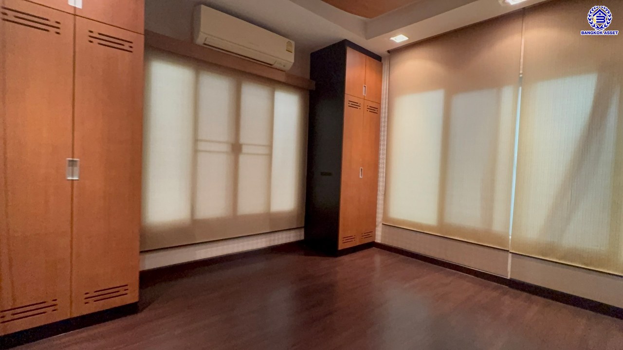 *****บ้านเดี่ยวมือสอง 3 ชั้น จาก AP Thai โครงการ บ้านกลางกรุง เดอะนีซ รัชวิภา เนื้อที่ 104.5 ตร.ว. พื้นที่ใช้สอย 310 ตร.ม. ฟังก์ชัน 4 ห้องนอน 3 ห้องน้ำ 4 ที่จอด บ้านสวยพร้อมอยู่ เชื่อมต่อถนนรัชดาภิเษก, ถนนประชาชื่น ใกล้รถไฟฟ้าสายสีแดงเข้ม "สถานีจตุจักร" และทางด่วน "ศรีรัช"