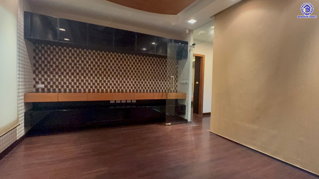 *****บ้านเดี่ยวมือสอง 3 ชั้น จาก AP Thai โครงการ บ้านกลางกรุง เดอะนีซ รัชวิภา เนื้อที่ 104.5 ตร.ว. พื้นที่ใช้สอย 310 ตร.ม. ฟังก์ชัน 4 ห้องนอน 3 ห้องน้ำ 4 ที่จอด บ้านสวยพร้อมอยู่ เชื่อมต่อถนนรัชดาภิเษก, ถนนประชาชื่น ใกล้รถไฟฟ้าสายสีแดงเข้ม "สถานีจตุจักร" และทางด่วน "ศรีรัช"