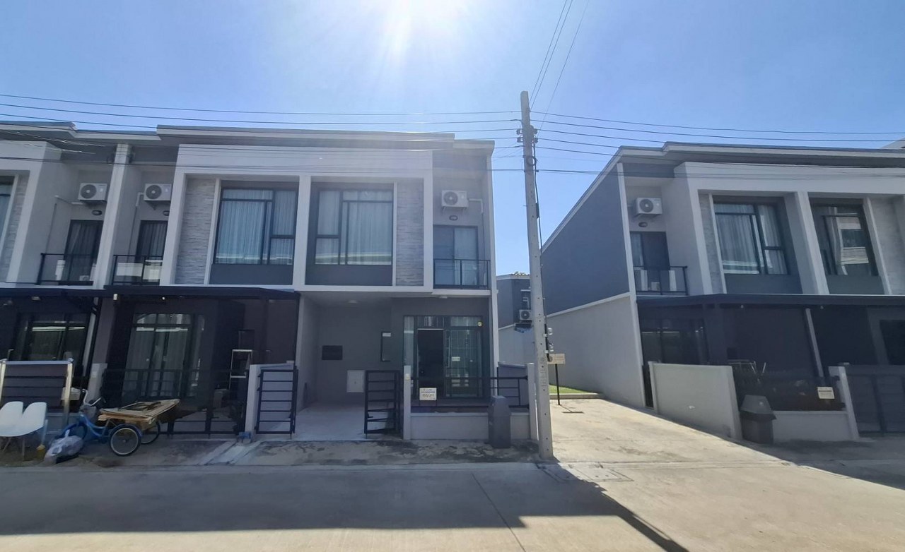 *****ทาวน์เฮ้าส์มือสอง โครงการ แกรนด์พลีโน่ วัชรพล-สุขาภิบาล5 เนื้อที่ 18.30 ตร.ว. พื้นที่ใช้สอย 110 ตร.ม. ฟังก์ชัน 3 ห้องนอน 2 ห้องน้ำ จอดรถได้ 1 คัน แถมฟรี เครื่องปรับอากาศ และ เครื่องดูดควัน Facilities ครบครัน บนทำเลเชื่อมต่อหลายเส้นทาง ถ.รามอินทรา ถ.สายไหม และ ถ.พหลโยธิน และรถไฟฟ้าสายสีเขียว "สถานีสายหยุด"