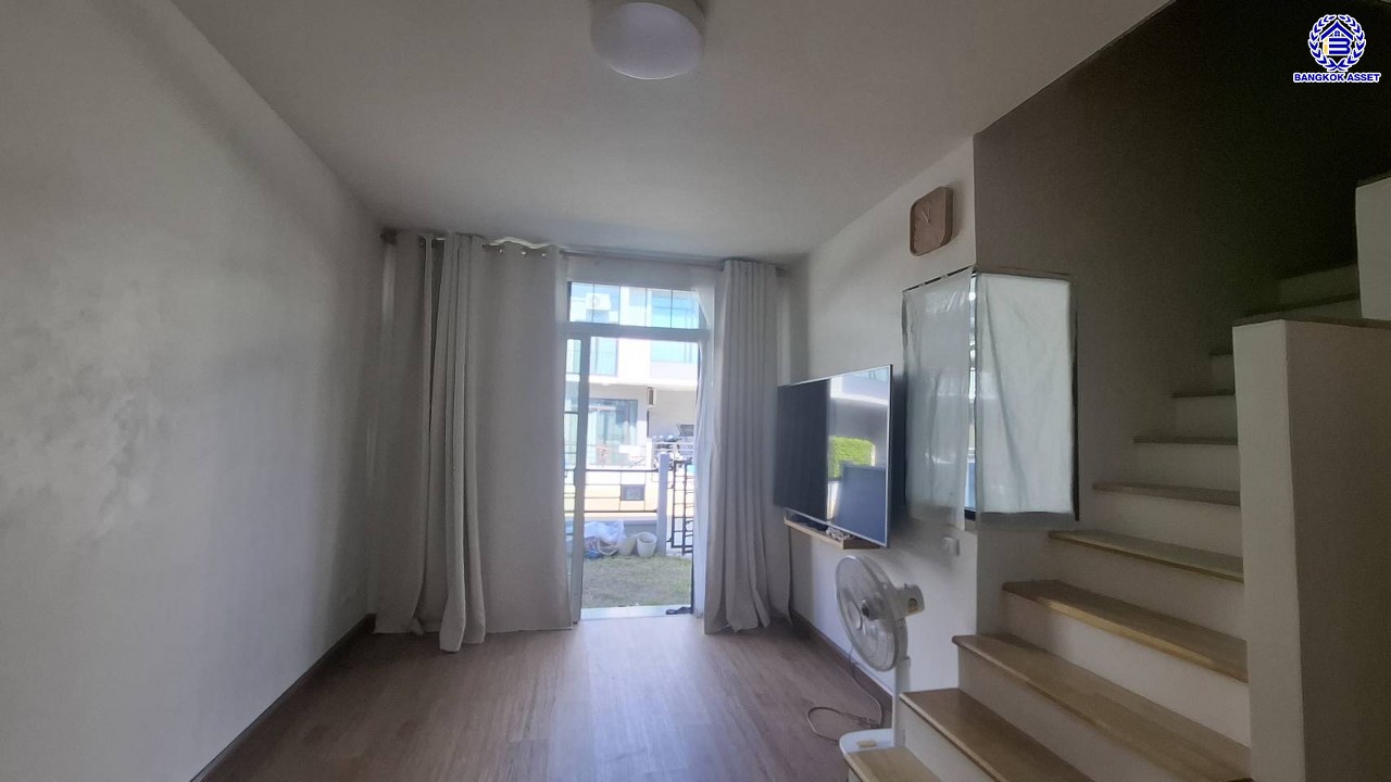 *****ทาวน์เฮ้าส์มือสอง โครงการ แกรนด์พลีโน่ วัชรพล-สุขาภิบาล5 เนื้อที่ 18.30 ตร.ว. พื้นที่ใช้สอย 110 ตร.ม. ฟังก์ชัน 3 ห้องนอน 2 ห้องน้ำ จอดรถได้ 1 คัน แถมฟรี เครื่องปรับอากาศ และ เครื่องดูดควัน Facilities ครบครัน บนทำเลเชื่อมต่อหลายเส้นทาง ถ.รามอินทรา ถ.สายไหม และ ถ.พหลโยธิน และรถไฟฟ้าสายสีเขียว "สถานีสายหยุด"