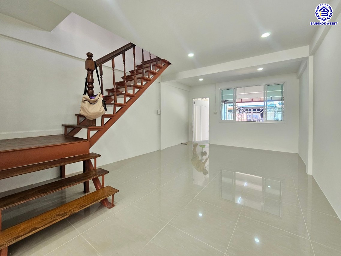 *****ทาวน์เฮ้าส์มือสองกรุงเทพฯ โครงการ พระปิ่น2 บรมราชชนนี เนื้อที่กว้าง 21 ตร.ว. พื้นที่ใช้สอย 110 ตร.ม. ฟังก์ชัน 2 ห้องนอน 2 ห้องน้ำ 1 ที่จอดรถ บ้านพร้อมอยู่ บนทำเลแห่งการเดินทางเชื่อมต่อ ถนนบรมราชชนนี, ถนนพุทธมณฑล สาย2, ถนนกาญจนาภิเษก และใกล้ เซ็นทรัลปิ่นเกล้า