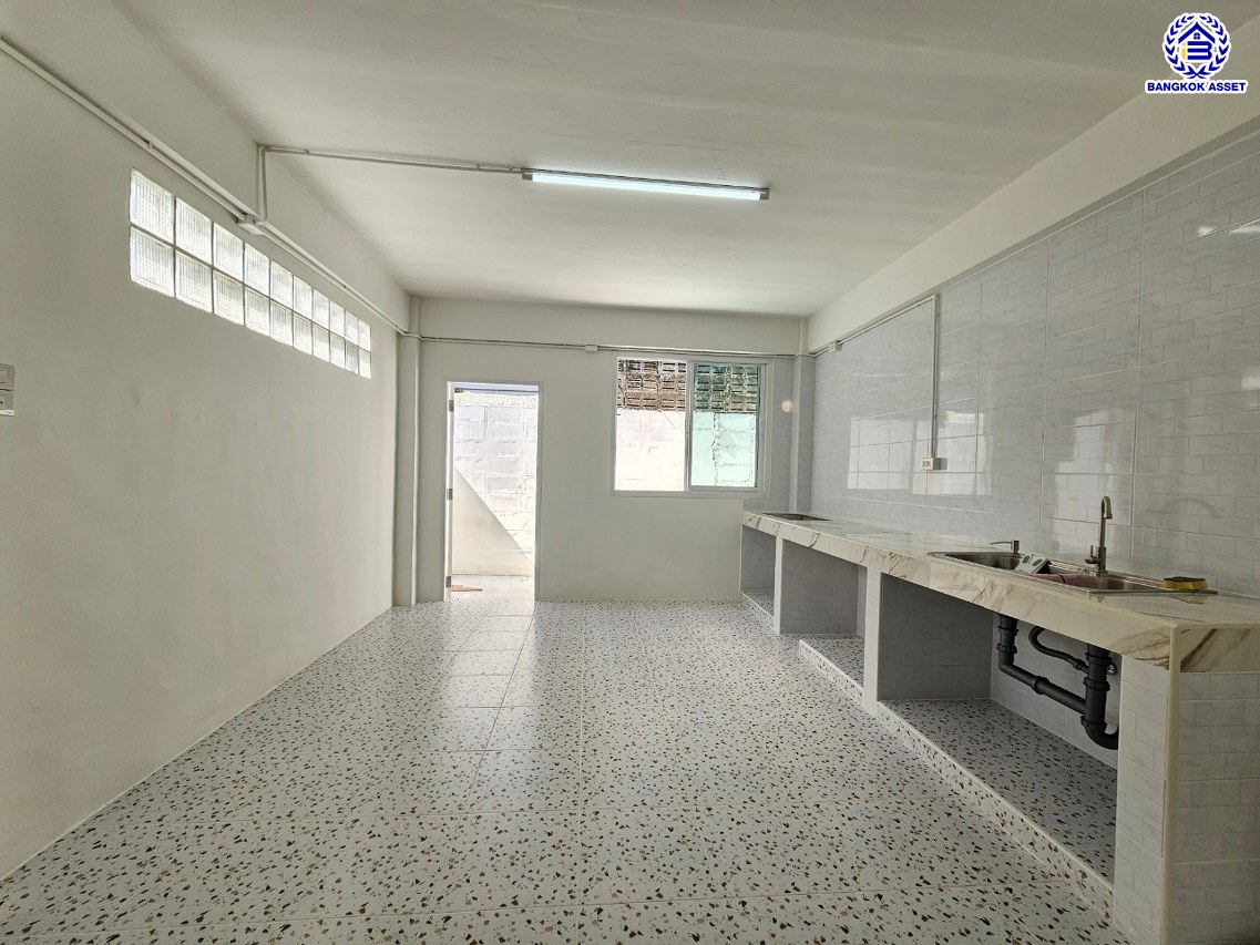 *****ทาวน์เฮ้าส์มือสองกรุงเทพฯ โครงการ พระปิ่น2 บรมราชชนนี เนื้อที่กว้าง 21 ตร.ว. พื้นที่ใช้สอย 110 ตร.ม. ฟังก์ชัน 2 ห้องนอน 2 ห้องน้ำ 1 ที่จอดรถ บ้านพร้อมอยู่ บนทำเลแห่งการเดินทางเชื่อมต่อ ถนนบรมราชชนนี, ถนนพุทธมณฑล สาย2, ถนนกาญจนาภิเษก และใกล้ เซ็นทรัลปิ่นเกล้า