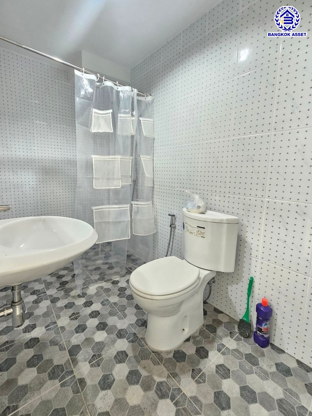 *****ทาวน์เฮ้าส์มือสองกรุงเทพฯ โครงการ พระปิ่น2 บรมราชชนนี เนื้อที่กว้าง 21 ตร.ว. พื้นที่ใช้สอย 110 ตร.ม. ฟังก์ชัน 2 ห้องนอน 2 ห้องน้ำ 1 ที่จอดรถ บ้านพร้อมอยู่ บนทำเลแห่งการเดินทางเชื่อมต่อ ถนนบรมราชชนนี, ถนนพุทธมณฑล สาย2, ถนนกาญจนาภิเษก และใกล้ เซ็นทรัลปิ่นเกล้า