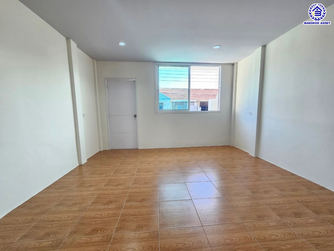 *****ทาวน์เฮ้าส์มือสองกรุงเทพฯ โครงการ พระปิ่น2 บรมราชชนนี เนื้อที่กว้าง 21 ตร.ว. พื้นที่ใช้สอย 110 ตร.ม. ฟังก์ชัน 2 ห้องนอน 2 ห้องน้ำ 1 ที่จอดรถ บ้านพร้อมอยู่ บนทำเลแห่งการเดินทางเชื่อมต่อ ถนนบรมราชชนนี, ถนนพุทธมณฑล สาย2, ถนนกาญจนาภิเษก และใกล้ เซ็นทรัลปิ่นเกล้า