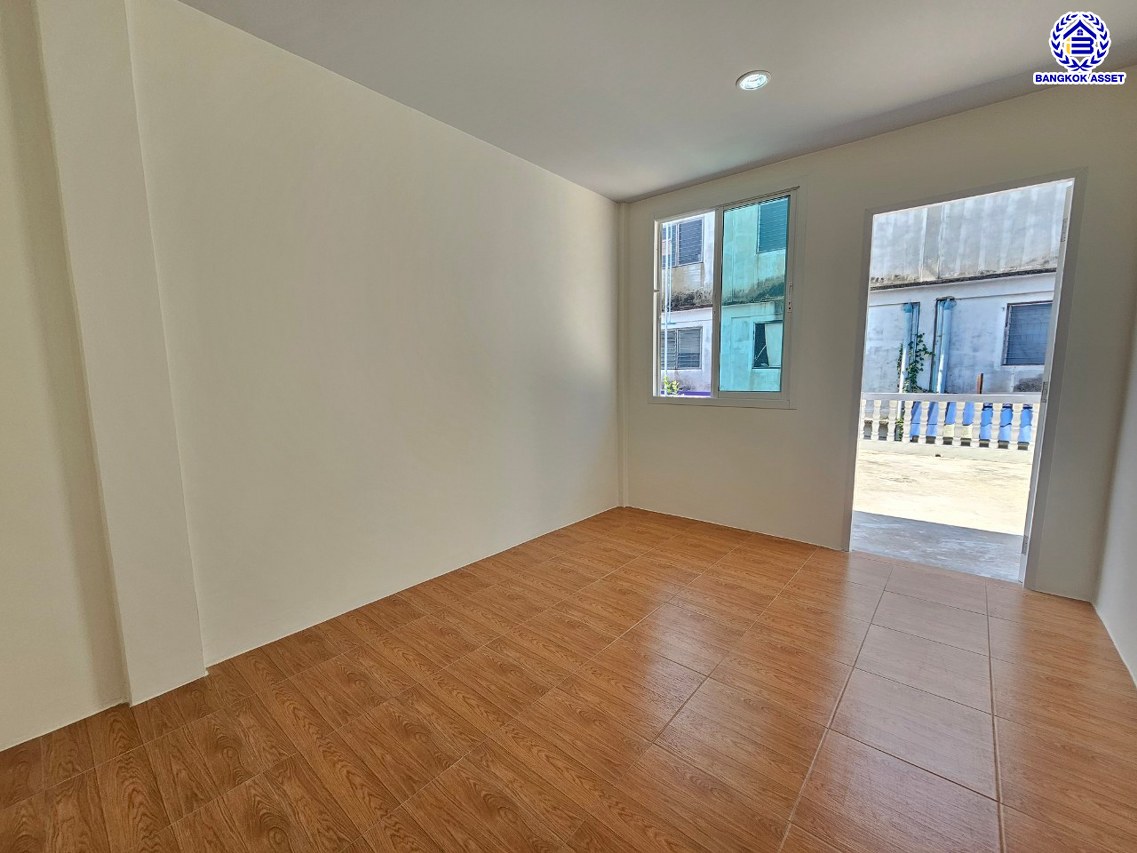 *****ทาวน์เฮ้าส์มือสองกรุงเทพฯ โครงการ พระปิ่น2 บรมราชชนนี เนื้อที่กว้าง 21 ตร.ว. พื้นที่ใช้สอย 110 ตร.ม. ฟังก์ชัน 2 ห้องนอน 2 ห้องน้ำ 1 ที่จอดรถ บ้านพร้อมอยู่ บนทำเลแห่งการเดินทางเชื่อมต่อ ถนนบรมราชชนนี, ถนนพุทธมณฑล สาย2, ถนนกาญจนาภิเษก และใกล้ เซ็นทรัลปิ่นเกล้า