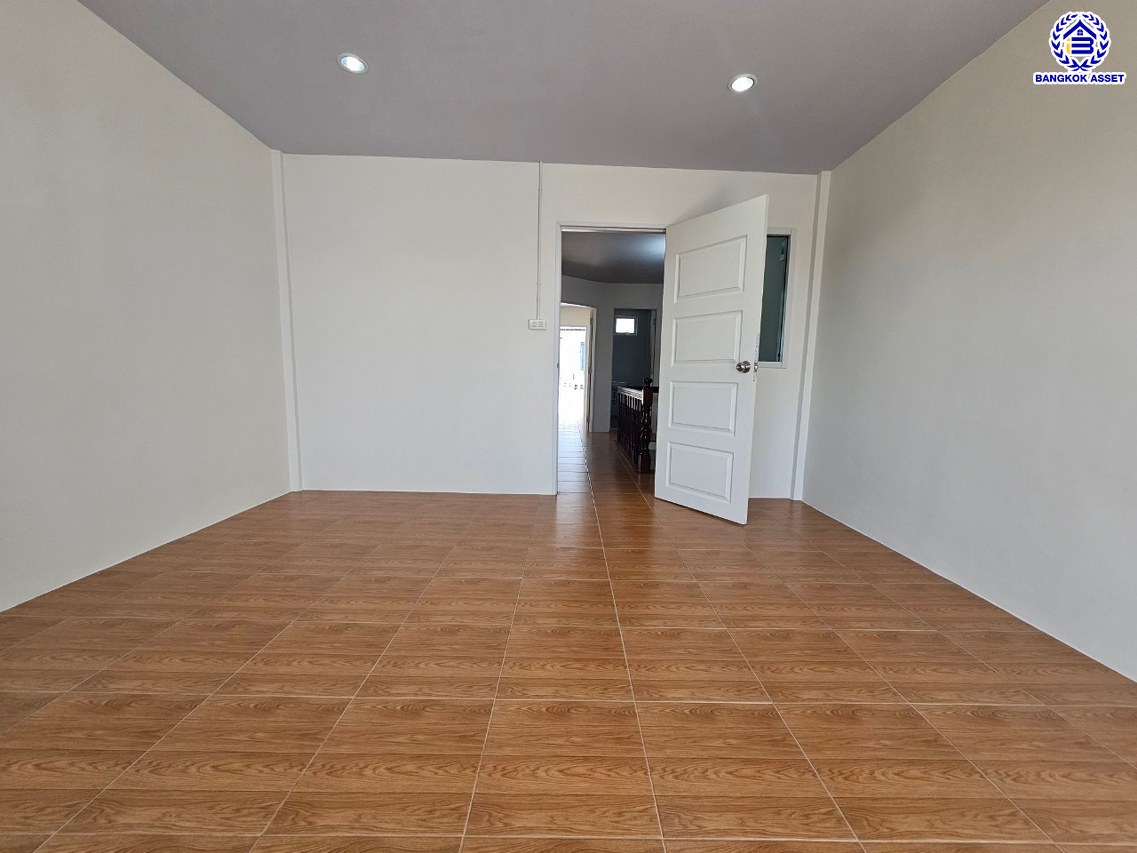 *****ทาวน์เฮ้าส์มือสองกรุงเทพฯ โครงการ พระปิ่น2 บรมราชชนนี เนื้อที่กว้าง 21 ตร.ว. พื้นที่ใช้สอย 110 ตร.ม. ฟังก์ชัน 2 ห้องนอน 2 ห้องน้ำ 1 ที่จอดรถ บ้านพร้อมอยู่ บนทำเลแห่งการเดินทางเชื่อมต่อ ถนนบรมราชชนนี, ถนนพุทธมณฑล สาย2, ถนนกาญจนาภิเษก และใกล้ เซ็นทรัลปิ่นเกล้า