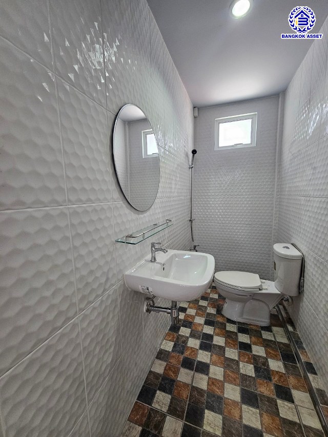 *****ทาวน์เฮ้าส์มือสองกรุงเทพฯ โครงการ พระปิ่น2 บรมราชชนนี เนื้อที่กว้าง 21 ตร.ว. พื้นที่ใช้สอย 110 ตร.ม. ฟังก์ชัน 2 ห้องนอน 2 ห้องน้ำ 1 ที่จอดรถ บ้านพร้อมอยู่ บนทำเลแห่งการเดินทางเชื่อมต่อ ถนนบรมราชชนนี, ถนนพุทธมณฑล สาย2, ถนนกาญจนาภิเษก และใกล้ เซ็นทรัลปิ่นเกล้า