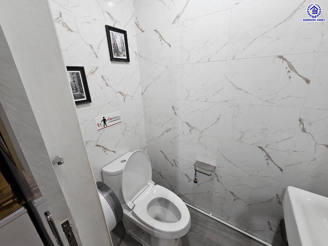 *****อาคารพาณิชย์มือสองนนทบุรี โครงการ T59 Westgate รัตนาธิเบศร์ หลังริม เนื้อที่ดิน 26.90 ตร.ว. พื้นที่ใช้สอย 235.50 ตร.ม. ฟังก์ชัน 4 ห้องนอน 3 ห้องน้ำ บนทำเลติด ถนนรัตนาธิเบศร์ ใกล้รถไฟฟ้าสายสีม่วง "สถานีสามแยกบางใหญ่" ใกล้จุดขึ้นทางด่วน "ศรีรัช" และใกล้เซ็นทรัลเวสต์เกต จองเลย!