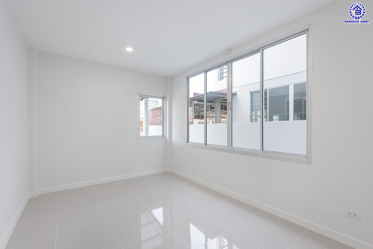 บ้านเดี่ยวมือสอง ตกแต่งใหม่ โครงการ ชนันธร กรีนวิลล์ เพชรเกษม69 เนื้อที่ดิน 50.1 ตร.ว. พื้นที่ใช้สอยกว้างถึง 256.8 ตร.ม. ฟังก์ชัน 4 ห้องนอน 3 ห้องน้ำ จอดรถได้ 2 คัน บนทำเลเดินทางสะดวก ใกล้ The Mall บางแค รถไฟฟ้าสายสีน้ำเงิน "สถานีหลักสอง" และจุดขึ้นทางด่วน "พระราม2"