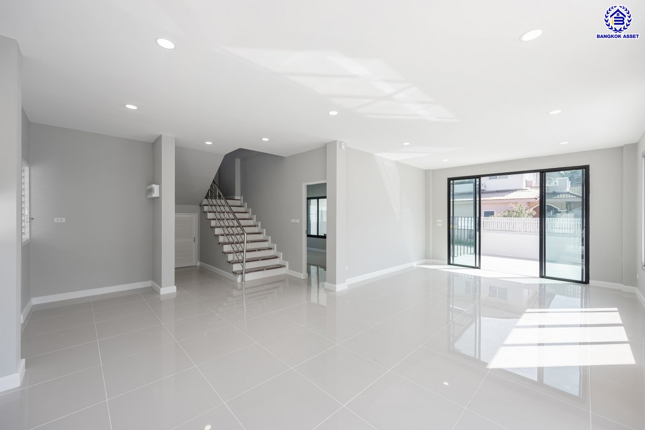 บ้านมือสองตกแต่งใหม่ โครงการ กฤษณา ติวานนท์ หลังมุม เนื้อที่ 60 ตร.ว. พื้นที่ใช้สอย 328.73 ตร.ม. ฟังก์ชัน 4 ห้องนอน 3 ห้องน้ำ 2 ที่จอดรถ พร้อม Facility ภายในโครงการครบครันตอบโจทย์ทุกการใช้ชีวิต เชื่อมต่อหลายเส้นทาง ใกล้ทางด่วนศรีสมาน, เซ็นทรัล แจ้งวัฒนะ และโรบินสันศรีสมาน...