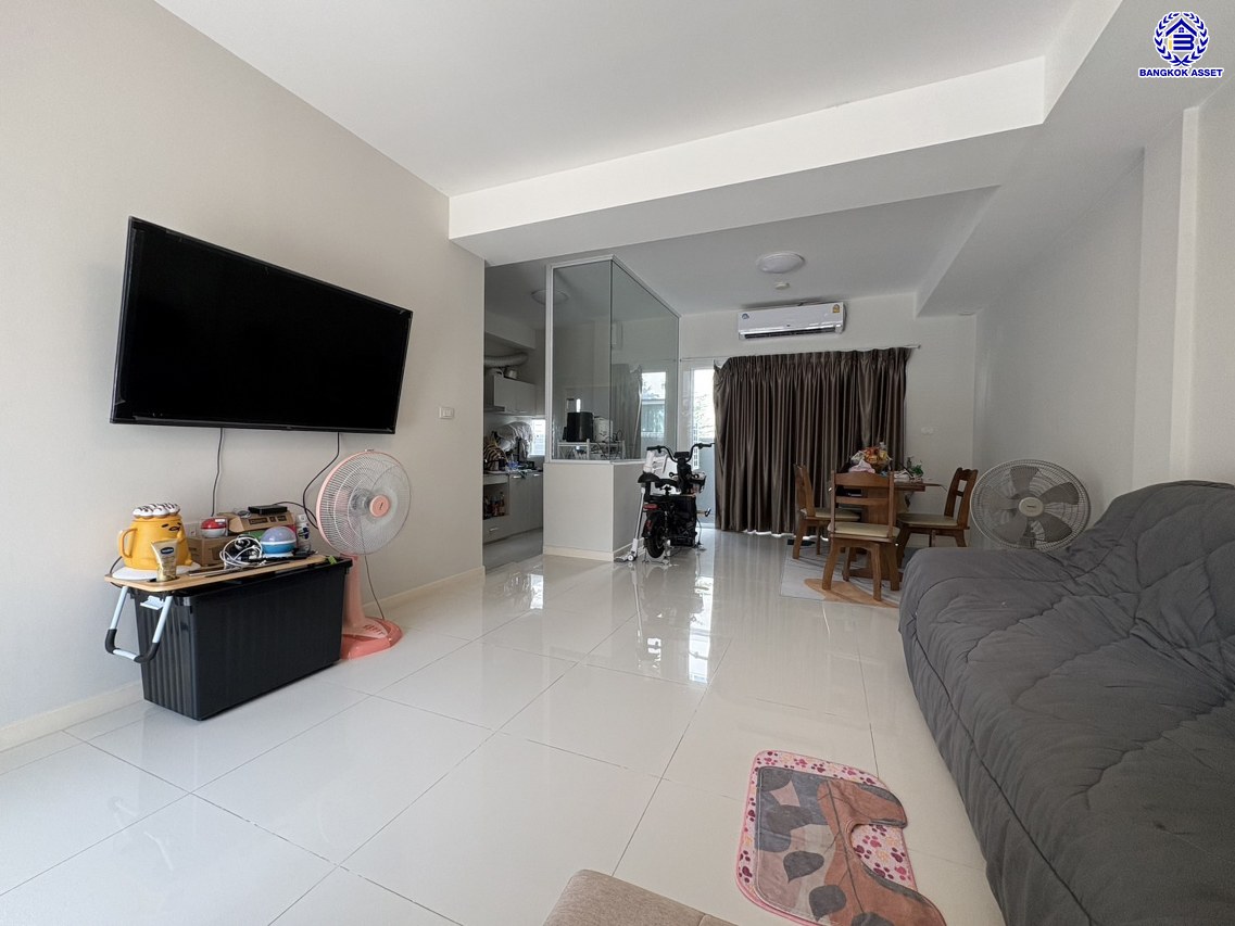 *****ทาวน์เฮ้าส์มือสองนนทบุรี โครงการ อินดี้ เวสต์เกต กาญจนาภิเษก เนื้อที่ 20.7 ตร.ว. พื้นที่ใช้สอย 122 ตร.ม. ฟังก์ชัน 3 ห้องนอน 3 ห้องน้ำ 2 ที่จอดรถ บ้านสภาพดี บนทำเลเชื่อมต่อ ถนนกาญจนาภิเษก, ถนนรันตนาธเบศร์ ใกล้เซ็นทรัลเวสต์เกต, รถไฟฟ้าสายสีม่วง "สถานีคลองบางไผ่" และทางด่วน "กาญจนาภิเษก"