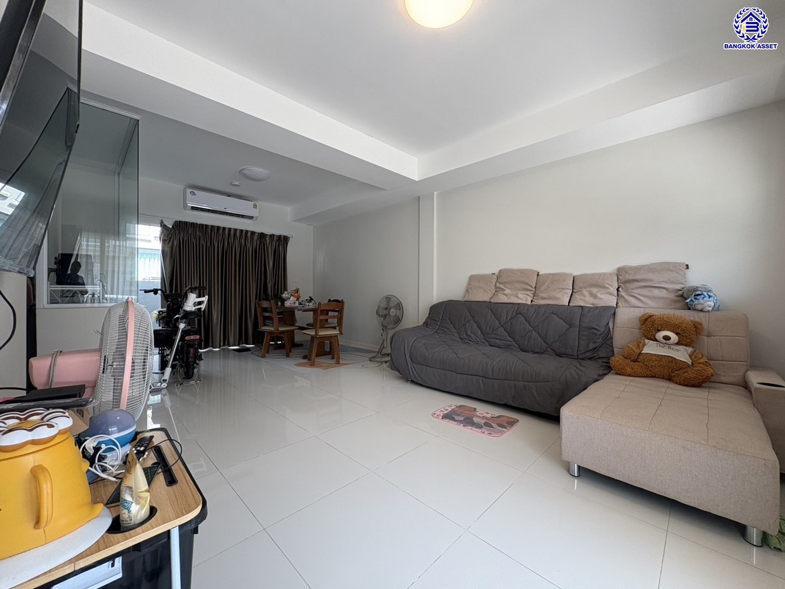 *****ทาวน์เฮ้าส์มือสองนนทบุรี โครงการ อินดี้ เวสต์เกต กาญจนาภิเษก เนื้อที่ 20.7 ตร.ว. พื้นที่ใช้สอย 122 ตร.ม. ฟังก์ชัน 3 ห้องนอน 3 ห้องน้ำ 2 ที่จอดรถ บ้านสภาพดี บนทำเลเชื่อมต่อ ถนนกาญจนาภิเษก, ถนนรันตนาธเบศร์ ใกล้เซ็นทรัลเวสต์เกต, รถไฟฟ้าสายสีม่วง "สถานีคลองบางไผ่" และทางด่วน "กาญจนาภิเษก"