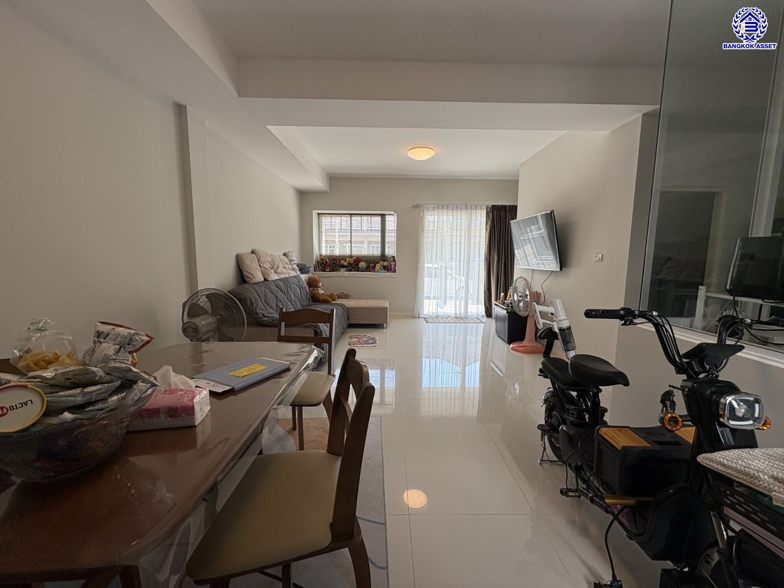 *****ทาวน์เฮ้าส์มือสองนนทบุรี โครงการ อินดี้ เวสต์เกต กาญจนาภิเษก เนื้อที่ 20.7 ตร.ว. พื้นที่ใช้สอย 122 ตร.ม. ฟังก์ชัน 3 ห้องนอน 3 ห้องน้ำ 2 ที่จอดรถ บ้านสภาพดี บนทำเลเชื่อมต่อ ถนนกาญจนาภิเษก, ถนนรันตนาธเบศร์ ใกล้เซ็นทรัลเวสต์เกต, รถไฟฟ้าสายสีม่วง "สถานีคลองบางไผ่" และทางด่วน "กาญจนาภิเษก"