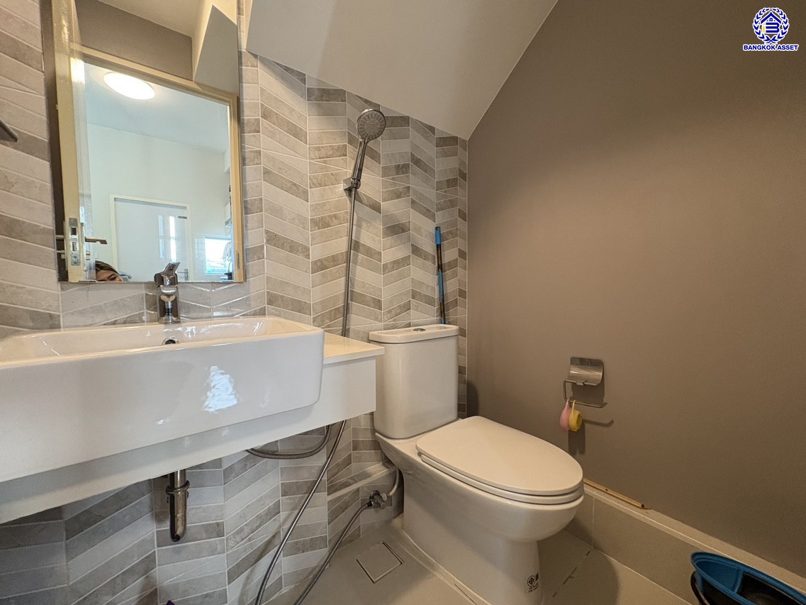 *****ทาวน์เฮ้าส์มือสองนนทบุรี โครงการ อินดี้ เวสต์เกต กาญจนาภิเษก เนื้อที่ 20.7 ตร.ว. พื้นที่ใช้สอย 122 ตร.ม. ฟังก์ชัน 3 ห้องนอน 3 ห้องน้ำ 2 ที่จอดรถ บ้านสภาพดี บนทำเลเชื่อมต่อ ถนนกาญจนาภิเษก, ถนนรันตนาธเบศร์ ใกล้เซ็นทรัลเวสต์เกต, รถไฟฟ้าสายสีม่วง "สถานีคลองบางไผ่" และทางด่วน "กาญจนาภิเษก"