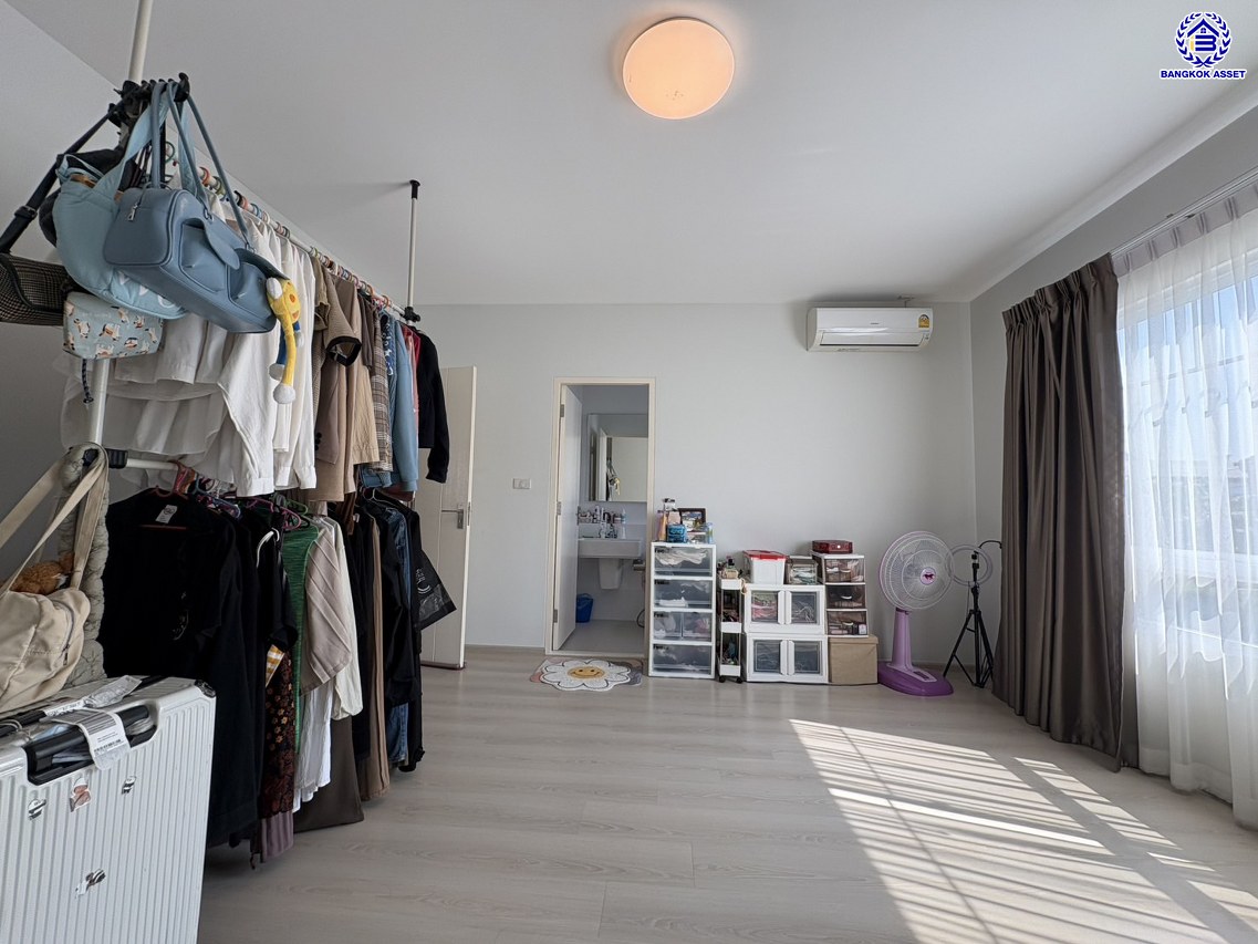 *****ทาวน์เฮ้าส์มือสองนนทบุรี โครงการ อินดี้ เวสต์เกต กาญจนาภิเษก เนื้อที่ 20.7 ตร.ว. พื้นที่ใช้สอย 122 ตร.ม. ฟังก์ชัน 3 ห้องนอน 3 ห้องน้ำ 2 ที่จอดรถ บ้านสภาพดี บนทำเลเชื่อมต่อ ถนนกาญจนาภิเษก, ถนนรันตนาธเบศร์ ใกล้เซ็นทรัลเวสต์เกต, รถไฟฟ้าสายสีม่วง "สถานีคลองบางไผ่" และทางด่วน "กาญจนาภิเษก"