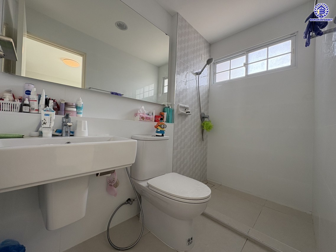 *****ทาวน์เฮ้าส์มือสองนนทบุรี โครงการ อินดี้ เวสต์เกต กาญจนาภิเษก เนื้อที่ 20.7 ตร.ว. พื้นที่ใช้สอย 122 ตร.ม. ฟังก์ชัน 3 ห้องนอน 3 ห้องน้ำ 2 ที่จอดรถ บ้านสภาพดี บนทำเลเชื่อมต่อ ถนนกาญจนาภิเษก, ถนนรันตนาธเบศร์ ใกล้เซ็นทรัลเวสต์เกต, รถไฟฟ้าสายสีม่วง "สถานีคลองบางไผ่" และทางด่วน "กาญจนาภิเษก"