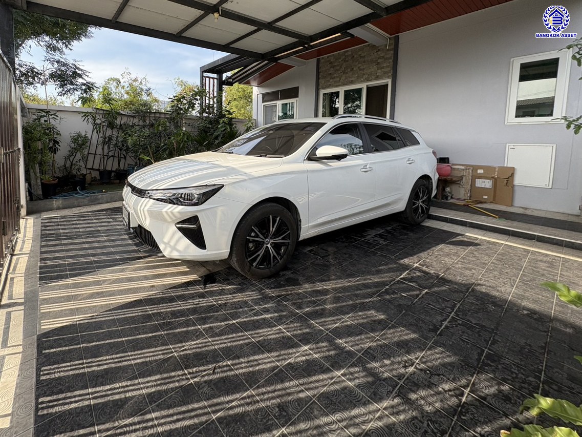 บ้านเดี่ยวมือสอง ซอยหมู่บ้านเพชรวัฒนะ เนื้อที่ 47 ตร.ว. พื้นที่ใช้สอย 130 ตร.ม. ฟังก์ชัน 3 ห้องนอน 2 ห้องน้ำ 2 ที่จอดรถ บ้านรีโนเวทใหม่พร้อมเข้าอยู่ บนทำเลเชื่อมต่อถนนกาญจนาภิเษก ใกล้รถไฟฟ้าสายสีชมพู "แจ้งวัฒนะ14" และจุดขึ้นทางด่วน "ศรีรัช"