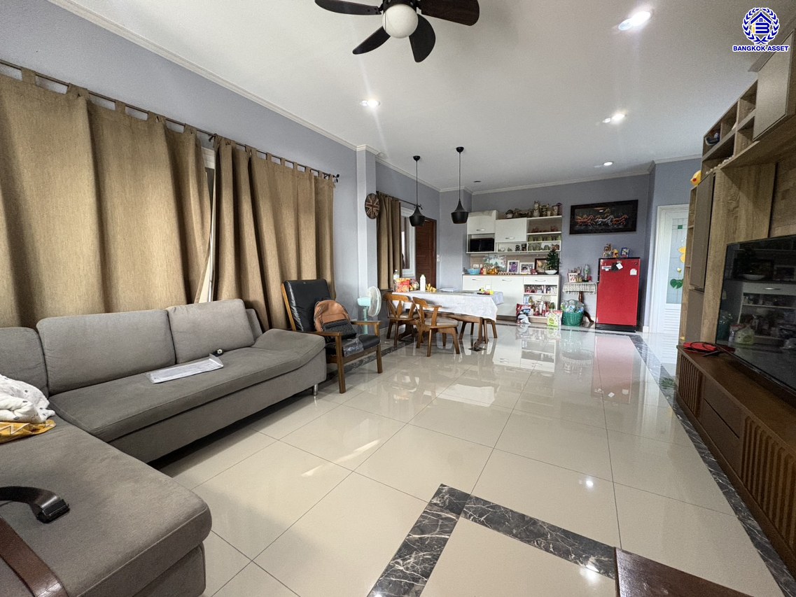 บ้านเดี่ยวมือสอง ซอยหมู่บ้านเพชรวัฒนะ เนื้อที่ 47 ตร.ว. พื้นที่ใช้สอย 130 ตร.ม. ฟังก์ชัน 3 ห้องนอน 2 ห้องน้ำ 2 ที่จอดรถ บ้านรีโนเวทใหม่พร้อมเข้าอยู่ บนทำเลเชื่อมต่อถนนกาญจนาภิเษก ใกล้รถไฟฟ้าสายสีชมพู "แจ้งวัฒนะ14" และจุดขึ้นทางด่วน "ศรีรัช"