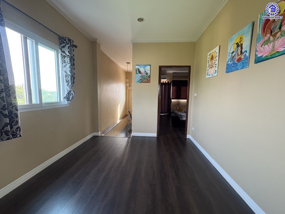 บ้านเดี่ยวมือสอง ซอยหมู่บ้านเพชรวัฒนะ เนื้อที่ 47 ตร.ว. พื้นที่ใช้สอย 130 ตร.ม. ฟังก์ชัน 3 ห้องนอน 2 ห้องน้ำ 2 ที่จอดรถ บ้านรีโนเวทใหม่พร้อมเข้าอยู่ บนทำเลเชื่อมต่อถนนกาญจนาภิเษก ใกล้รถไฟฟ้าสายสีชมพู "แจ้งวัฒนะ14" และจุดขึ้นทางด่วน "ศรีรัช"