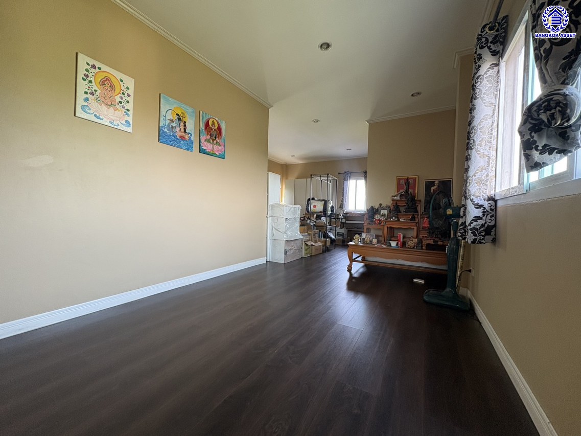 บ้านเดี่ยวมือสอง ซอยหมู่บ้านเพชรวัฒนะ เนื้อที่ 47 ตร.ว. พื้นที่ใช้สอย 130 ตร.ม. ฟังก์ชัน 3 ห้องนอน 2 ห้องน้ำ 2 ที่จอดรถ บ้านรีโนเวทใหม่พร้อมเข้าอยู่ บนทำเลเชื่อมต่อถนนกาญจนาภิเษก ใกล้รถไฟฟ้าสายสีชมพู "แจ้งวัฒนะ14" และจุดขึ้นทางด่วน "ศรีรัช"