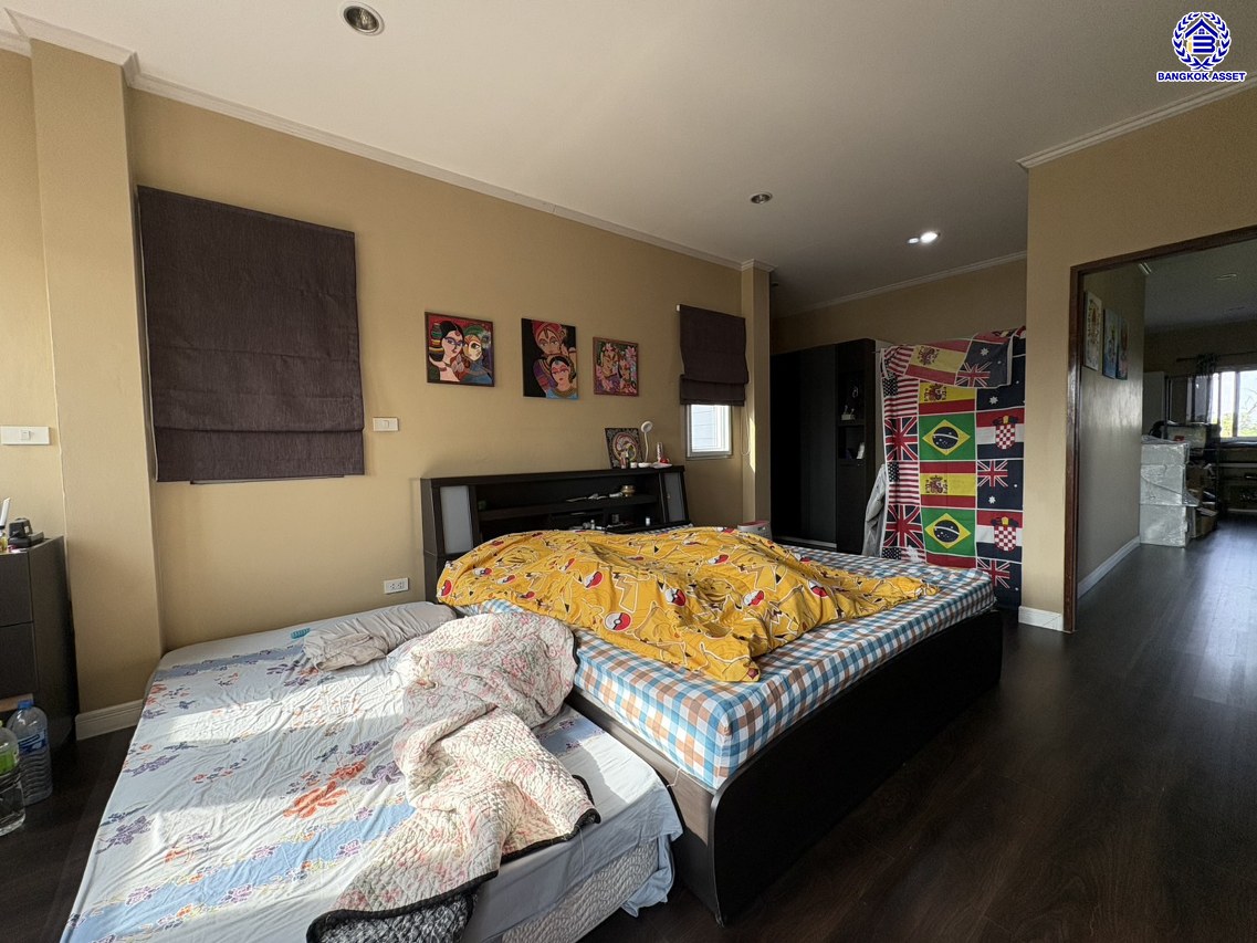 บ้านเดี่ยวมือสอง ซอยหมู่บ้านเพชรวัฒนะ เนื้อที่ 47 ตร.ว. พื้นที่ใช้สอย 130 ตร.ม. ฟังก์ชัน 3 ห้องนอน 2 ห้องน้ำ 2 ที่จอดรถ บ้านรีโนเวทใหม่พร้อมเข้าอยู่ บนทำเลเชื่อมต่อถนนกาญจนาภิเษก ใกล้รถไฟฟ้าสายสีชมพู "แจ้งวัฒนะ14" และจุดขึ้นทางด่วน "ศรีรัช"