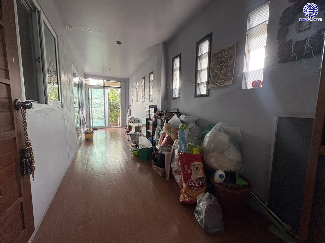 บ้านเดี่ยวมือสอง ซอยหมู่บ้านเพชรวัฒนะ เนื้อที่ 47 ตร.ว. พื้นที่ใช้สอย 130 ตร.ม. ฟังก์ชัน 3 ห้องนอน 2 ห้องน้ำ 2 ที่จอดรถ บ้านรีโนเวทใหม่พร้อมเข้าอยู่ บนทำเลเชื่อมต่อถนนกาญจนาภิเษก ใกล้รถไฟฟ้าสายสีชมพู "แจ้งวัฒนะ14" และจุดขึ้นทางด่วน "ศรีรัช"