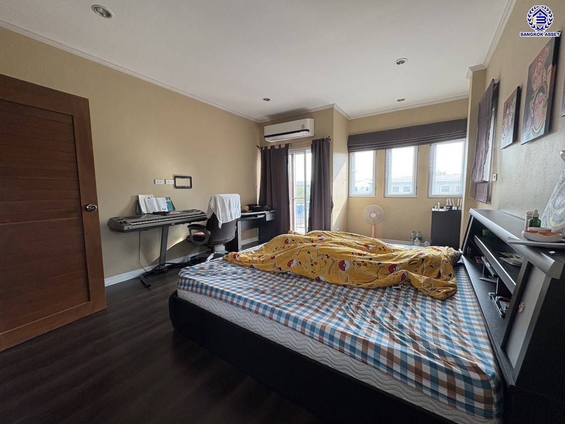 บ้านเดี่ยวมือสอง ซอยหมู่บ้านเพชรวัฒนะ เนื้อที่ 47 ตร.ว. พื้นที่ใช้สอย 130 ตร.ม. ฟังก์ชัน 3 ห้องนอน 2 ห้องน้ำ 2 ที่จอดรถ บ้านรีโนเวทใหม่พร้อมเข้าอยู่ บนทำเลเชื่อมต่อถนนกาญจนาภิเษก ใกล้รถไฟฟ้าสายสีชมพู "แจ้งวัฒนะ14" และจุดขึ้นทางด่วน "ศรีรัช"