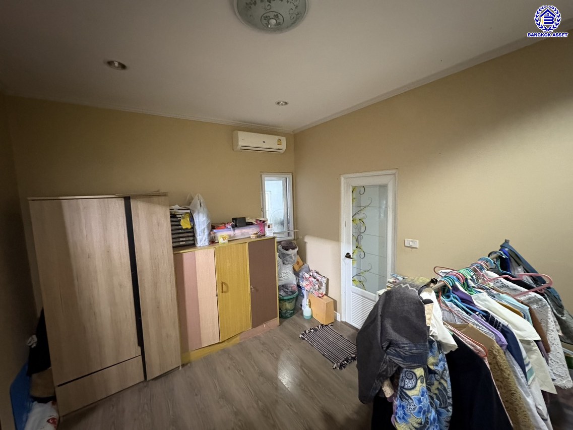 บ้านเดี่ยวมือสอง ซอยหมู่บ้านเพชรวัฒนะ เนื้อที่ 47 ตร.ว. พื้นที่ใช้สอย 130 ตร.ม. ฟังก์ชัน 3 ห้องนอน 2 ห้องน้ำ 2 ที่จอดรถ บ้านรีโนเวทใหม่พร้อมเข้าอยู่ บนทำเลเชื่อมต่อถนนกาญจนาภิเษก ใกล้รถไฟฟ้าสายสีชมพู "แจ้งวัฒนะ14" และจุดขึ้นทางด่วน "ศรีรัช"