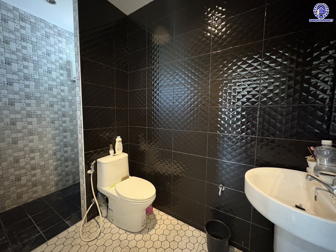 บ้านเดี่ยวมือสอง ซอยหมู่บ้านเพชรวัฒนะ เนื้อที่ 47 ตร.ว. พื้นที่ใช้สอย 130 ตร.ม. ฟังก์ชัน 3 ห้องนอน 2 ห้องน้ำ 2 ที่จอดรถ บ้านรีโนเวทใหม่พร้อมเข้าอยู่ บนทำเลเชื่อมต่อถนนกาญจนาภิเษก ใกล้รถไฟฟ้าสายสีชมพู "แจ้งวัฒนะ14" และจุดขึ้นทางด่วน "ศรีรัช"