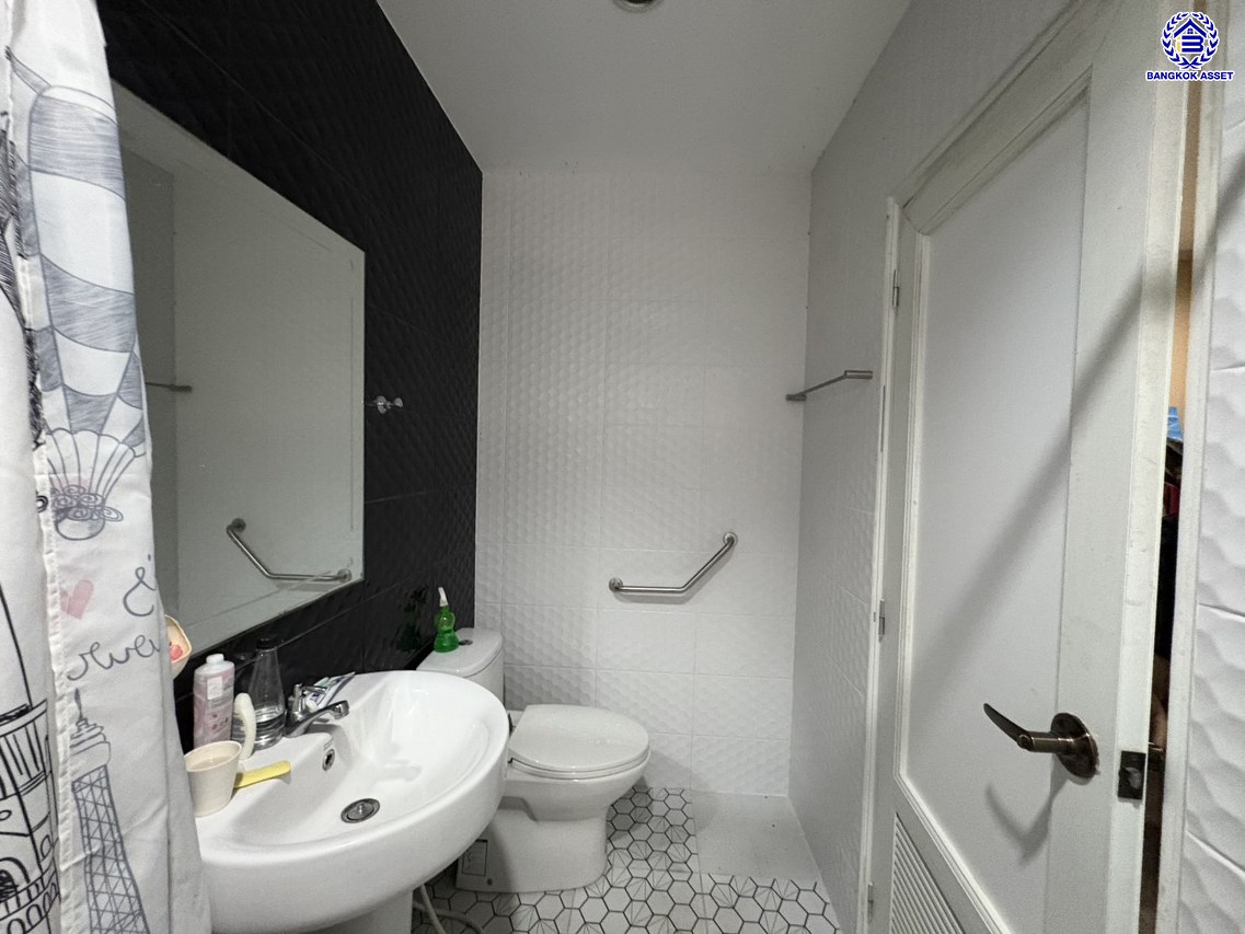 บ้านเดี่ยวมือสอง ซอยหมู่บ้านเพชรวัฒนะ เนื้อที่ 47 ตร.ว. พื้นที่ใช้สอย 130 ตร.ม. ฟังก์ชัน 3 ห้องนอน 2 ห้องน้ำ 2 ที่จอดรถ บ้านรีโนเวทใหม่พร้อมเข้าอยู่ บนทำเลเชื่อมต่อถนนกาญจนาภิเษก ใกล้รถไฟฟ้าสายสีชมพู "แจ้งวัฒนะ14" และจุดขึ้นทางด่วน "ศรีรัช"