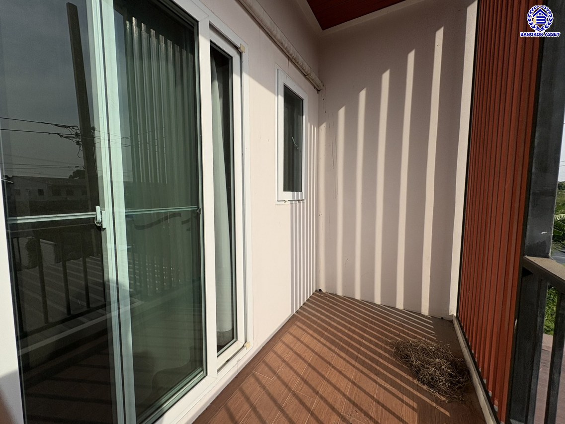 บ้านเดี่ยวมือสอง ซอยหมู่บ้านเพชรวัฒนะ เนื้อที่ 47 ตร.ว. พื้นที่ใช้สอย 130 ตร.ม. ฟังก์ชัน 3 ห้องนอน 2 ห้องน้ำ 2 ที่จอดรถ บ้านรีโนเวทใหม่พร้อมเข้าอยู่ บนทำเลเชื่อมต่อถนนกาญจนาภิเษก ใกล้รถไฟฟ้าสายสีชมพู "แจ้งวัฒนะ14" และจุดขึ้นทางด่วน "ศรีรัช"