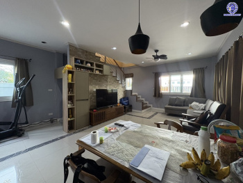 บ้านเดี่ยวมือสอง ซอยหมู่บ้านเพชรวัฒนะ เนื้อที่ 47 ตร.ว. พื้นที่ใช้สอย 130 ตร.ม. ฟังก์ชัน 3 ห้องนอน 2 ห้องน้ำ 2 ที่จอดรถ บ้านรีโนเวทใหม่พร้อมเข้าอยู่ บนทำเลเชื่อมต่อถนนกาญจนาภิเษก ใกล้รถไฟฟ้าสายสีชมพู "แจ้งวัฒนะ14" และจุดขึ้นทางด่วน "ศรีรัช"