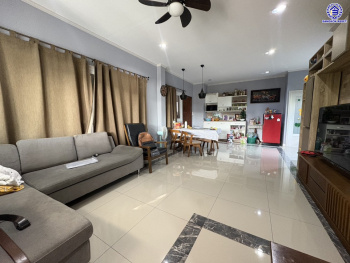 บ้านเดี่ยวมือสอง ซอยหมู่บ้านเพชรวัฒนะ เนื้อที่ 47 ตร.ว. พื้นที่ใช้สอย 130 ตร.ม. ฟังก์ชัน 3 ห้องนอน 2 ห้องน้ำ 2 ที่จอดรถ บ้านรีโนเวทใหม่พร้อมเข้าอยู่ บนทำเลเชื่อมต่อถนนกาญจนาภิเษก ใกล้รถไฟฟ้าสายสีชมพู "แจ้งวัฒนะ14" และจุดขึ้นทางด่วน "ศรีรัช"