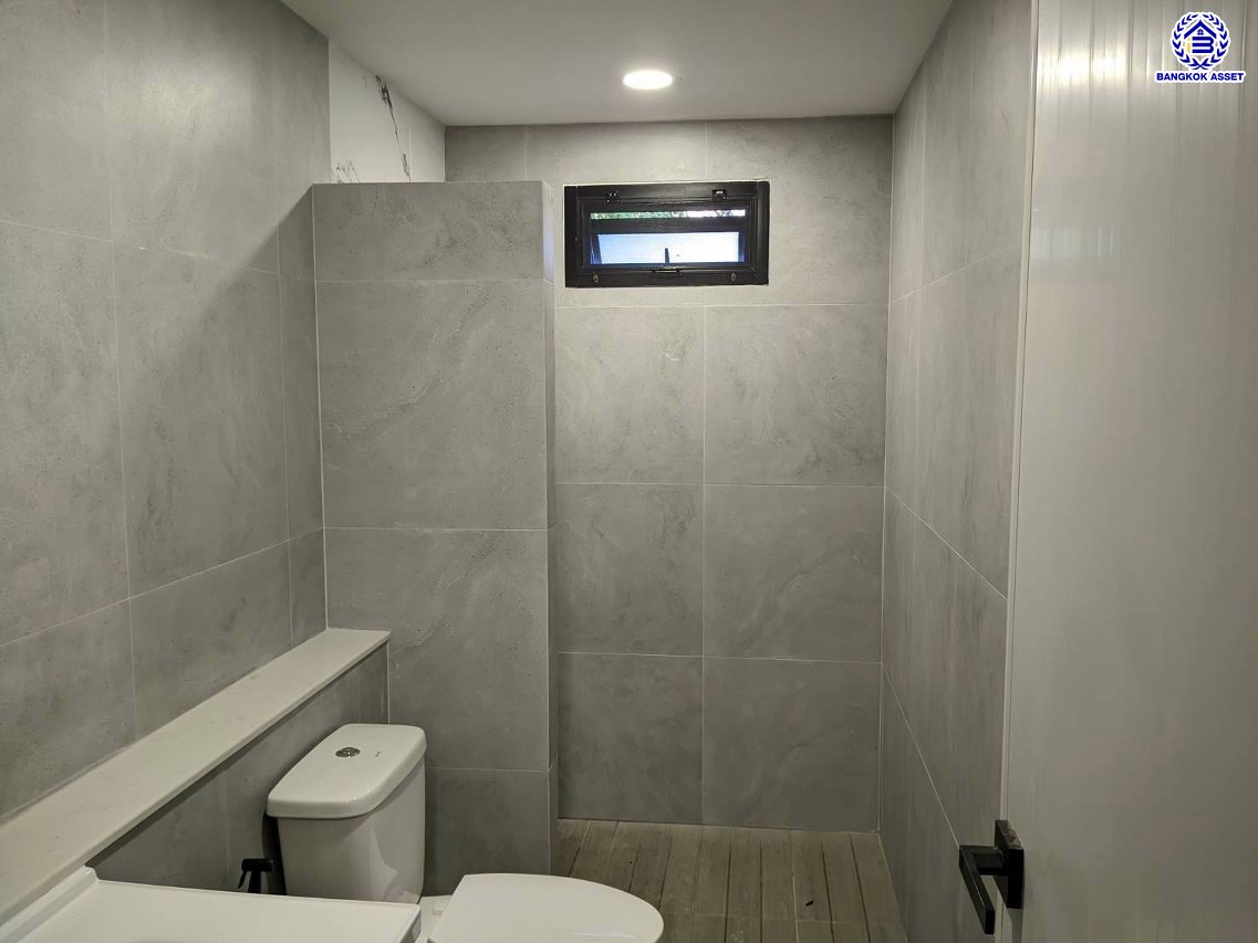 *****บ้านเดี่ยวมือสอง นนทบุรี โครงการ ชัยพฤกษ์ วัดลาดปลาดุก แบรนด์ LH ตอบโจทย์ทุกการอยู่อาศัย เนื้อที่ 52 ตร.ว. พื้นที่ใช้สอย 141 ตร.ม. ฟังก์ชัน 3 ห้องนอน 2 ห้องน้ำ บนทำเลดีที่สุด ใกล้เซ็นทรัล เวสต์เกต ทางด่วน "กาญจนาภิเษก" และรถไฟฟ้าสายสีม่วง "สถานีคลองบางไผ่"