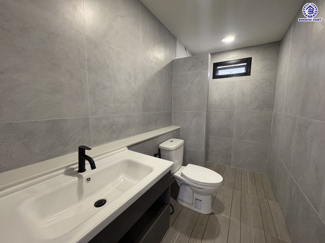 *****บ้านเดี่ยวมือสอง นนทบุรี โครงการ ชัยพฤกษ์ วัดลาดปลาดุก แบรนด์ LH ตอบโจทย์ทุกการอยู่อาศัย เนื้อที่ 52 ตร.ว. พื้นที่ใช้สอย 141 ตร.ม. ฟังก์ชัน 3 ห้องนอน 2 ห้องน้ำ บนทำเลดีที่สุด ใกล้เซ็นทรัล เวสต์เกต ทางด่วน "กาญจนาภิเษก" และรถไฟฟ้าสายสีม่วง "สถานีคลองบางไผ่"