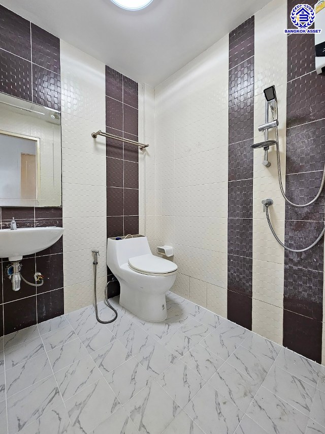 *****บ้านมือสองนนทบุรี ใกล้รถไฟฟ้าสายสีม่วง "สถานีบางพลู" โครงการ นารีนคร บางกรวย-ไทรน้อย เนื้อที่ 24 ตร.ว. พื้นที่ใช้สอย 120 ตร.ม. ตอบโจทย์ทุกการอยู่อาศัย ฟังก์ชัน 3 ห้องนอน 2 ห้องน้ำ 2 ที่จอดรถ บนทำเลดีที่สุด ใกล้เซ็นทรัล เวสต์เกต และจุดขึ้นทางด่วน "ศรีรัช"