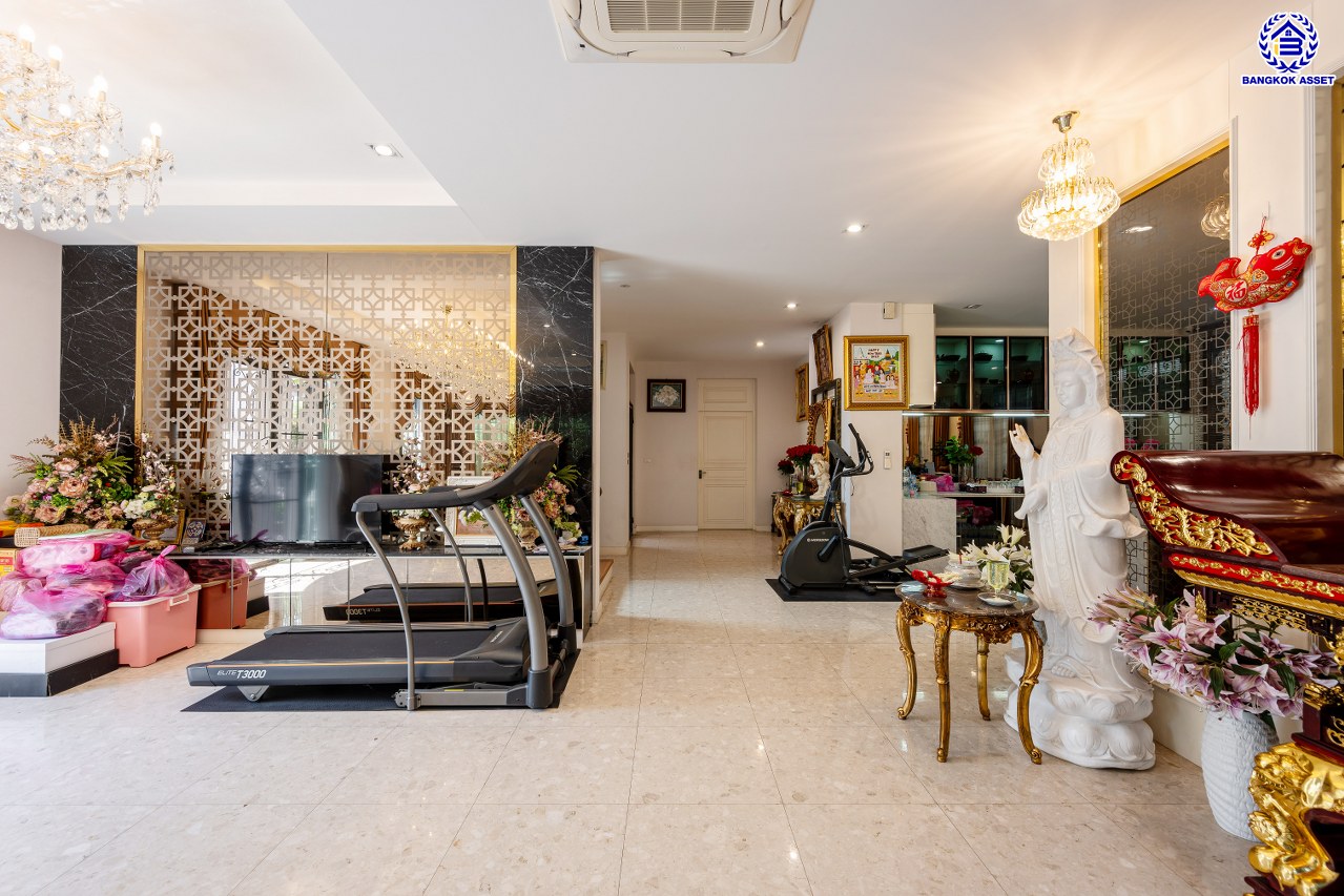 *****บ้านเดี่ยวมือสองกรุงเทพฯ โครงการ เดอะแกรนด์ อัลพีน่า ปิ่นเกล้า เนื้อที่ 140.80 ตร.ว. พื้นที่ใช้สอย 475 ตร.ม. ฟังก์ชัน 5 ห้องนอน 6 ห้องน้ำ จอดรถได้ 3 คัน บนทำเลเชื่อมต่อหลายเส้นทาง อาทิถนนบรมราชชนนี, ถนนพุทธมณฑลสาย3 ใกล้เซ็นทรัล ปิ่นเกล้า, ม.มหิดล และทางคู่ขนานลอยฟ้าบรมราชชนนี