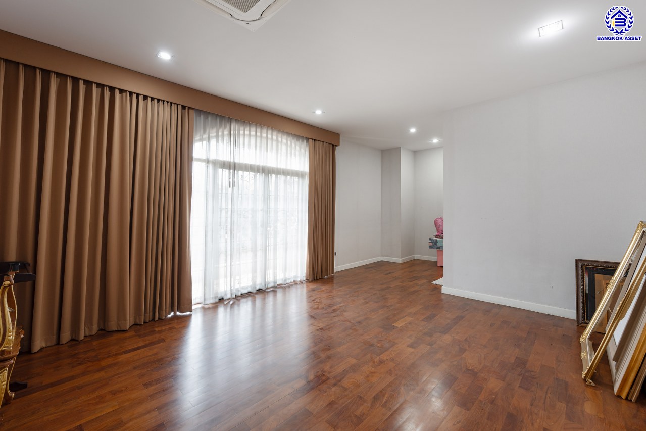 *****บ้านเดี่ยวมือสองกรุงเทพฯ โครงการ เดอะแกรนด์ อัลพีน่า ปิ่นเกล้า เนื้อที่ 140.80 ตร.ว. พื้นที่ใช้สอย 475 ตร.ม. ฟังก์ชัน 5 ห้องนอน 6 ห้องน้ำ จอดรถได้ 3 คัน บนทำเลเชื่อมต่อหลายเส้นทาง อาทิถนนบรมราชชนนี, ถนนพุทธมณฑลสาย3 ใกล้เซ็นทรัล ปิ่นเกล้า, ม.มหิดล และทางคู่ขนานลอยฟ้าบรมราชชนนี